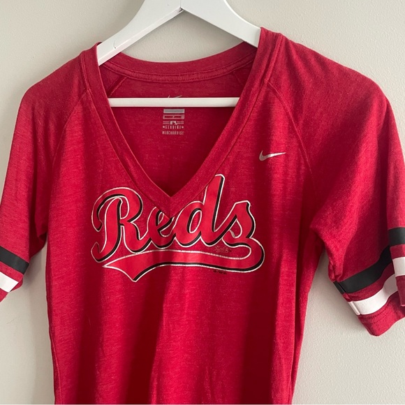5/$25 NIKE Cincinnati Reds V-Neck Short Sleeve T-shirt - Red Size Small - Picture 2 of 6